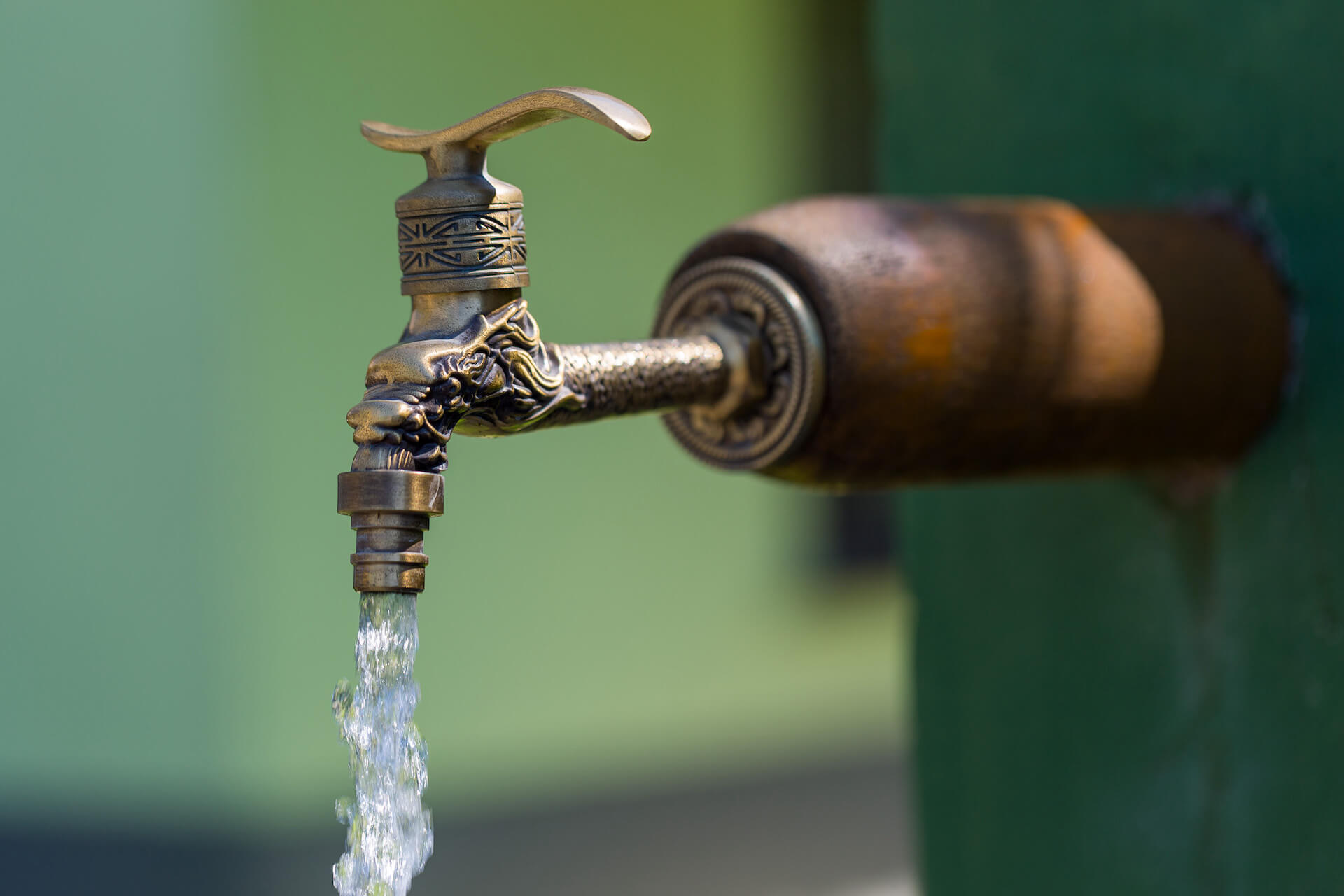 Kakovost naše pitne vode je odlična in kadar koli odpremo pipo, se lahko v trenutku odžejamo.