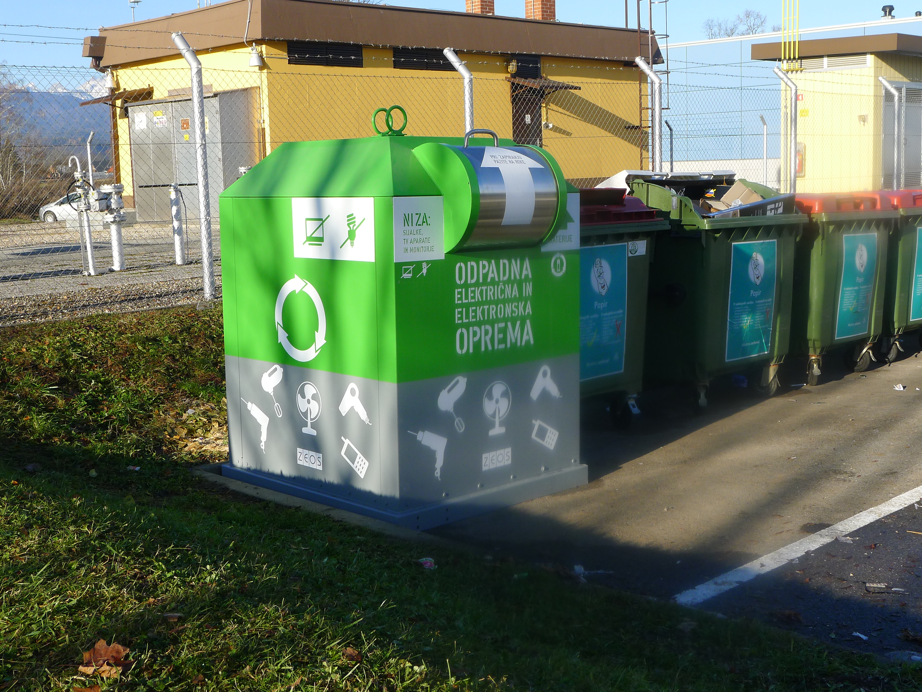 Ulični zbiralniki vas vabijo, da e-odpadke in baterije pravilno odložite.