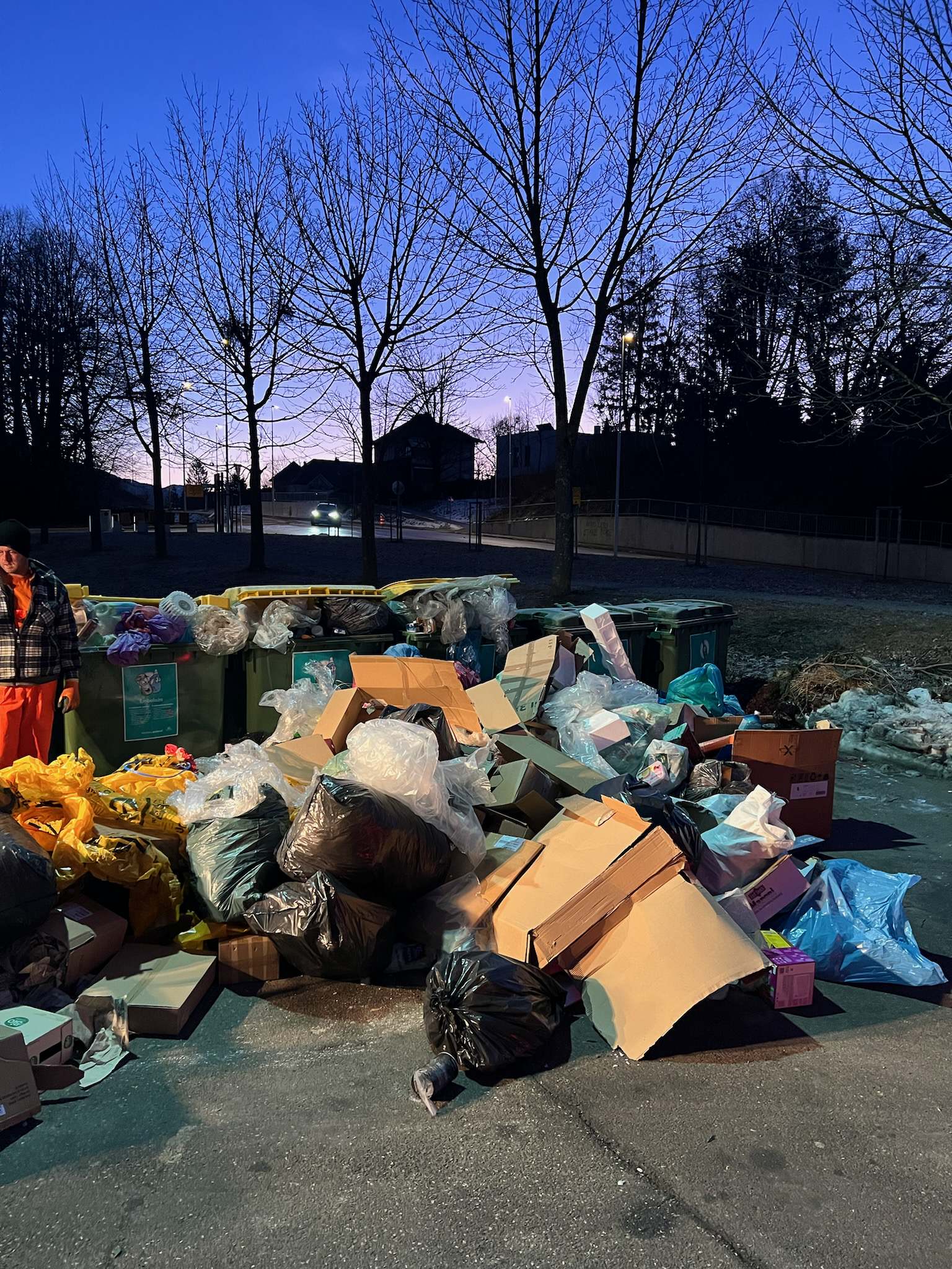 Nedavni primer neustrezno odloženih odpadkov na enem
od eko otokov v Lescah