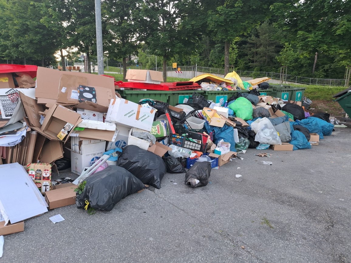 Eko otok pri leškem trgovskem centru je pogosto tarča neustrezno odloženih odpadkov.