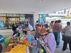 Najmlajše so najbolj pritegnile igrače in knjige, obiskovalci pa so lahko izbirali tudi med otroškimi oblačili, obutvijo in šolskimi potrebščinami.
