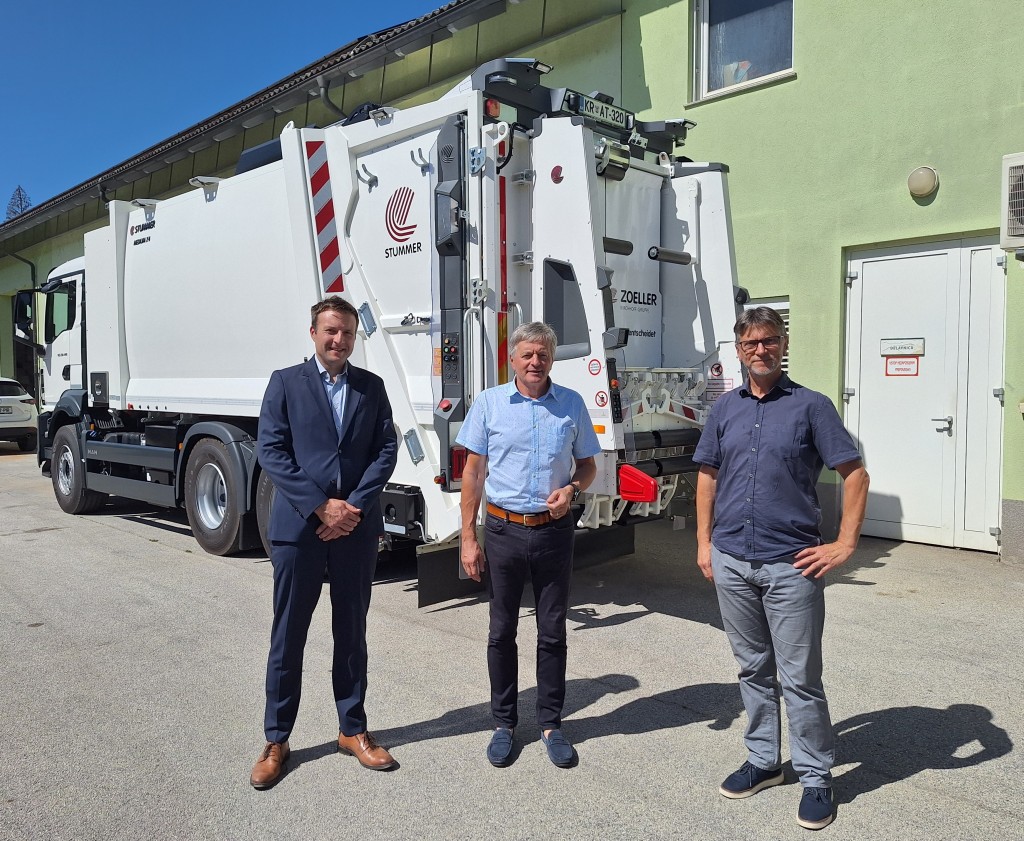 Ob uradnem prevzemu novega smetarskega vozila (z leve): direktor Komunale Radovljica Matija Žiberna, župan Občine Radovljica Ciril Globočnik in direktor podjetja JUST KOM, d. o. o., Igor Strnad.